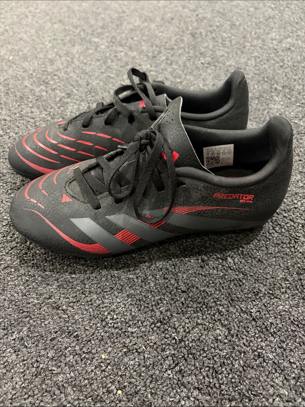 adidas Predator kids size 4  Black and Red Soccer Shoes